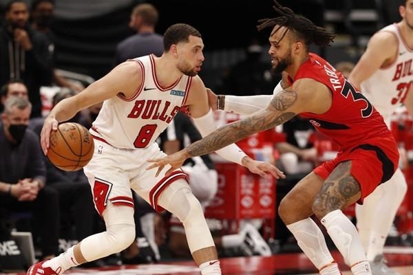  拉文暴扣加关键罚球，公牛顶住压力险胜猛龙止颓势